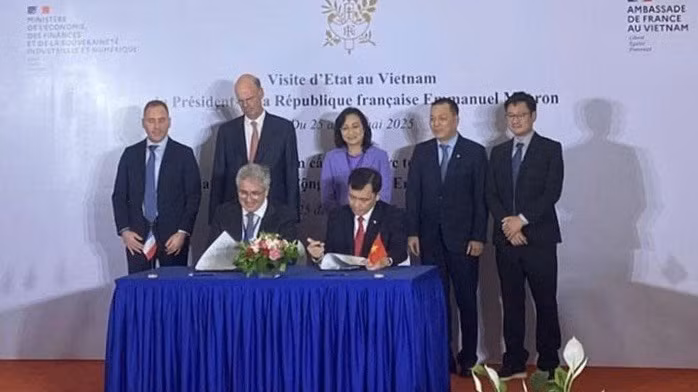 Tổng Giám đốc EVNSPC Nguyễn Phước Đức và Chủ tịch HDF Energy Damien Havard ký kết hợp tác phát triển điện hydrogen xanh tại Việt Nam.