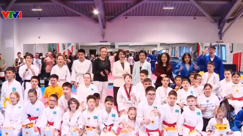 Phu nhân Tổng Bí thư Ngô Phương Ly thăm nơi đào tạo các vận động khuyết tật ở Kazakhstan. (Ảnh: VTV)