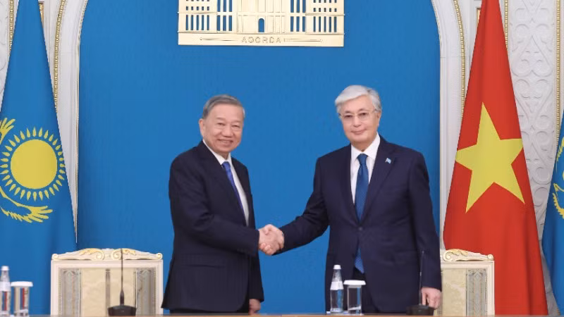 Tổng Bí thư Tô Lâm và Tổng thống Kassym-Jomart Tokayev thông qua Tuyên bố chung về thiết lập quan hệ Đối tác chiến lược Việt Nam-Kazakhstan. (Ảnh: TTXVN) 