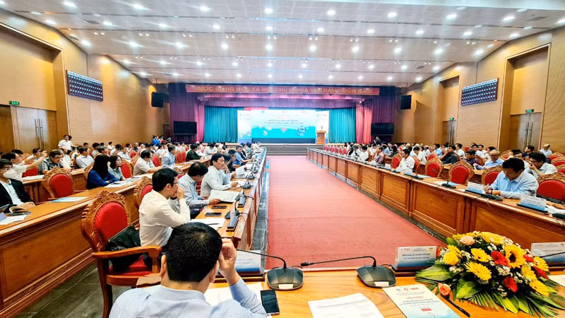 Quang cảnh Hội thảo “Nghề nuôi biển: Chuyển đổi từ truyền thống sang công nghiệp”.