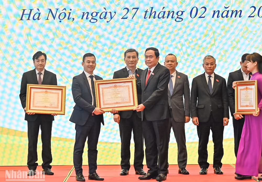 Phó Chủ tịch Thường trực Quốc hội Trần Thanh Mẫn trao Bằng khen của Thủ tướng Chính phủ cho các tập thể và cá nhân.