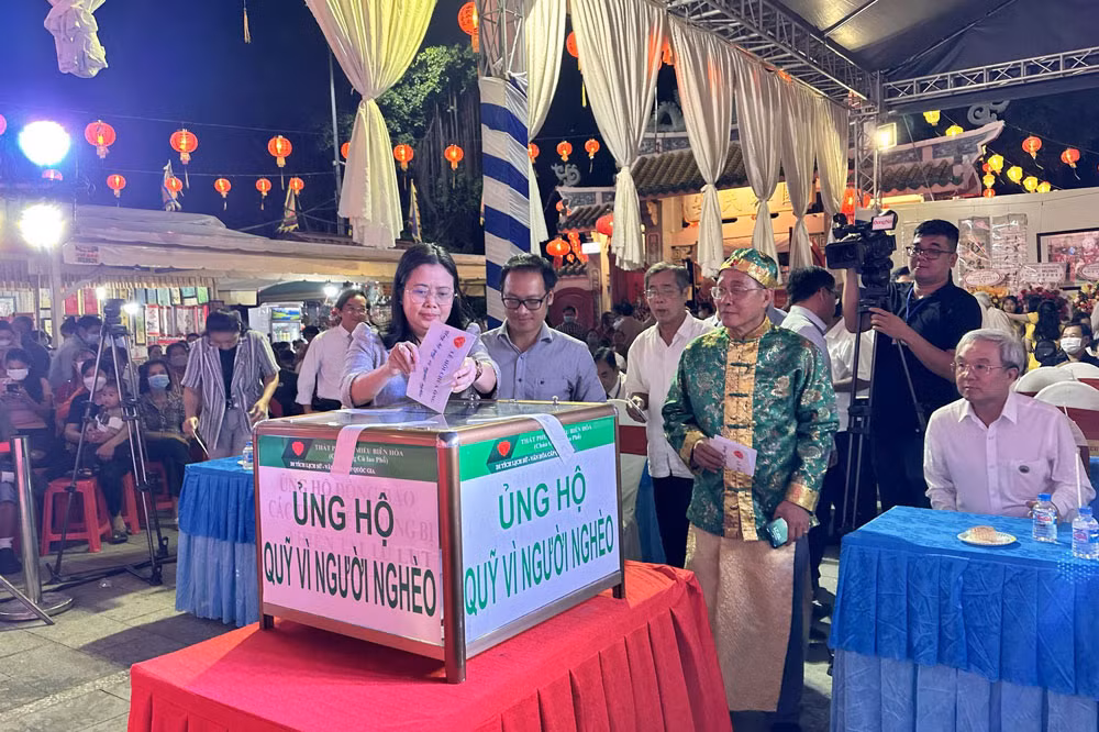 Các đại biểu tham dự khai mạc quyên góp ủng hộ Quỹ vì người nghèo.