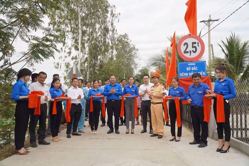 Các đại biểu cắt băng khánh thành công trình Thắp sáng đường quê tại ấp A, xã Phú Cường.