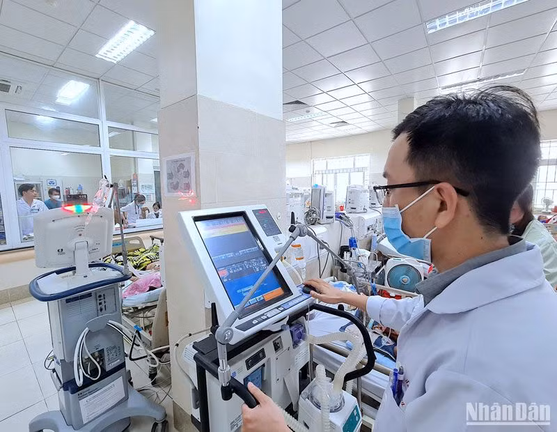 Ê-kíp can thiệp mạch vành vận hành máy móc, thiết bị tại Khoa Cấp cứu Bệnh viện đa khoa Cà Mau.