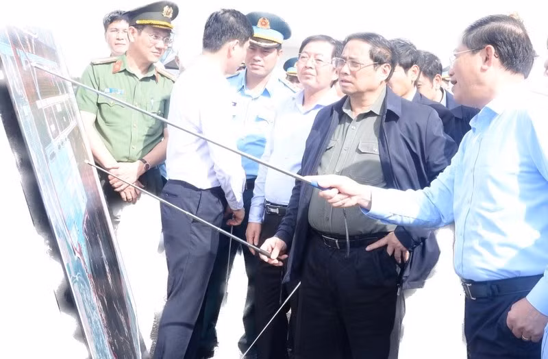Thủ tướng Phạm Minh Chính nghe các bộ, ngành báo cáo về dự án mở rộng, cải tạo Cảng hàng không Phù Cát (Bình Định). Thủ tướng Phạm Minh Chính nghe các bộ, ngành báo cáo về dự án mở rộng, cải tạo Cảng hàng không Phù Cát (Bình Định).