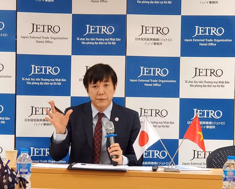 Ông Nakajima Takeo, Trưởng đại diện JETRO Hà Nội chủ trì họp báo. Ông Nakajima Takeo, Trưởng đại diện JETRO Hà Nội chủ trì họp báo.