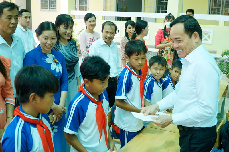 Phó Thủ tướng Trần Lưu Quang động viên các học sinh dân tộc thiểu số phấn đấu chăm ngoan, học giỏi.