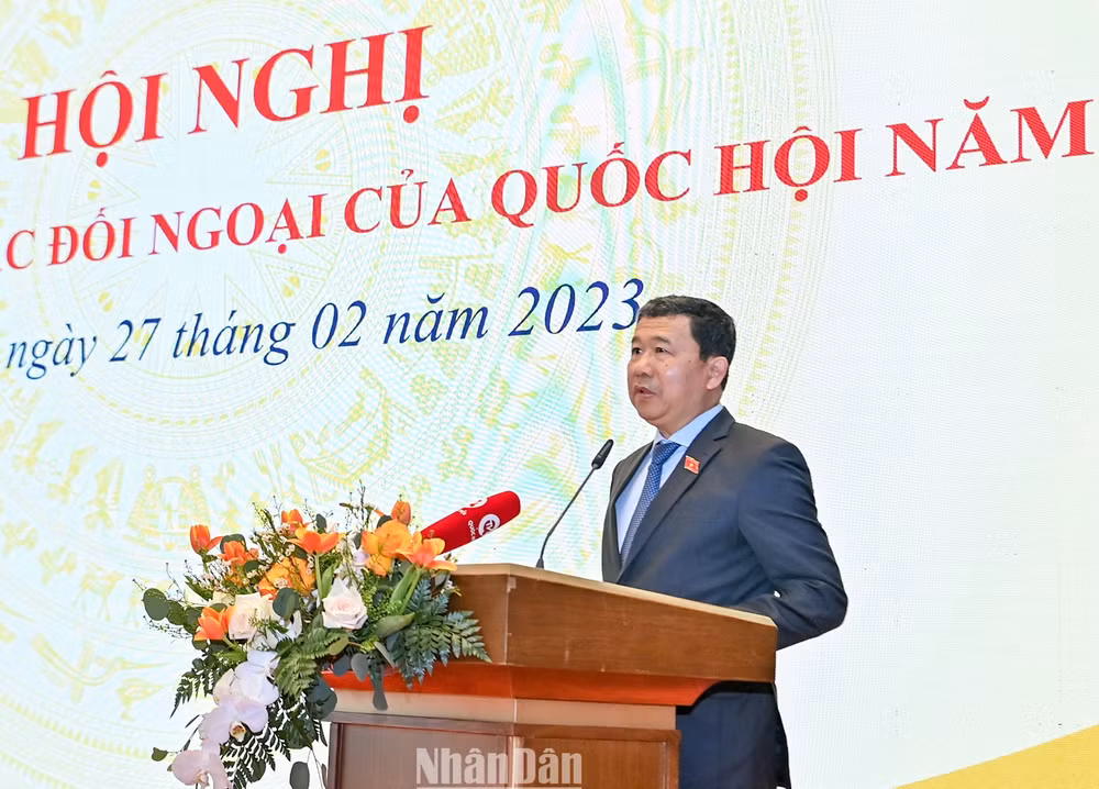 Chủ nhiệm Ủy ban Đối ngoại Vũ Hải Hà trình bày báo cáo tại Hội nghị.