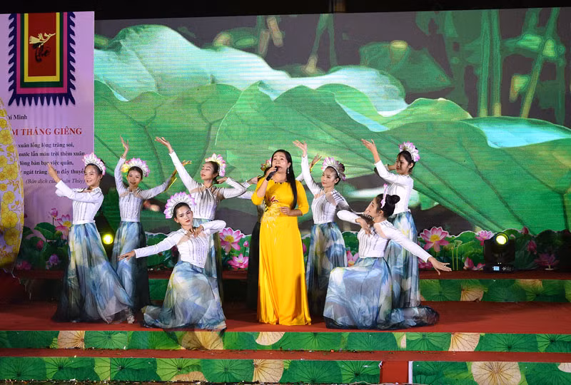 Một tiết mục biểu diễn tại Đêm thơ. Một tiết mục biểu diễn tại Đêm thơ.