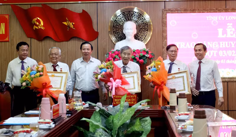 Đồng chí Nguyễn Văn Út (thứ 3 từ trái qua), Phó Bí thư Tỉnh ủy, Chủ tịch Ủy ban nhân dân tỉnh Long An trao Huy hiệu 55, 65 tuổi Đảng cho 3 đảng viên đang cư trú tại thành phố Tân An, Long An.