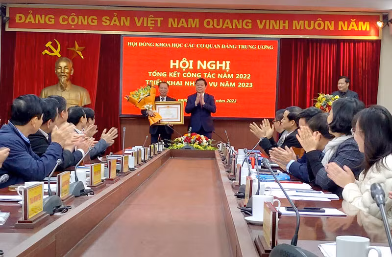 Đồng chí Nguyễn Trọng Nghĩa trao Bằng khen của Thủ tướng cho GS.TS Phùng Hữu Phú.