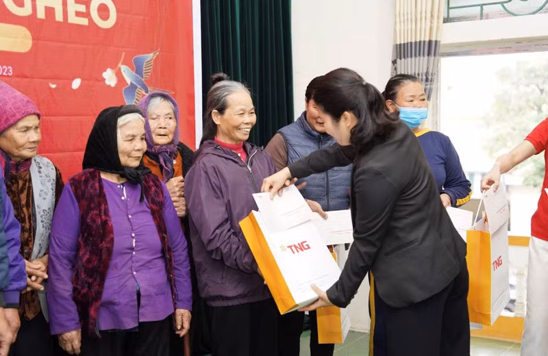 Tập đoàn TNG Holdings Vietnam trao quà cho người nghèo an tâm đón Tết Quý Mão 2023.