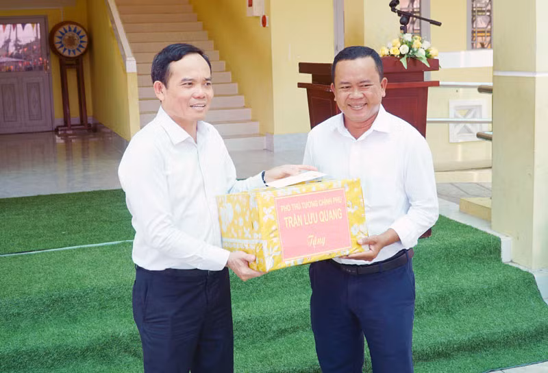Phó Thủ tướng Trần Lưu Quang tặng quà cho các thầy, cô giáo vùng đồng bào dân tộc thiểu số tại tỉnh Sóc Trăng.