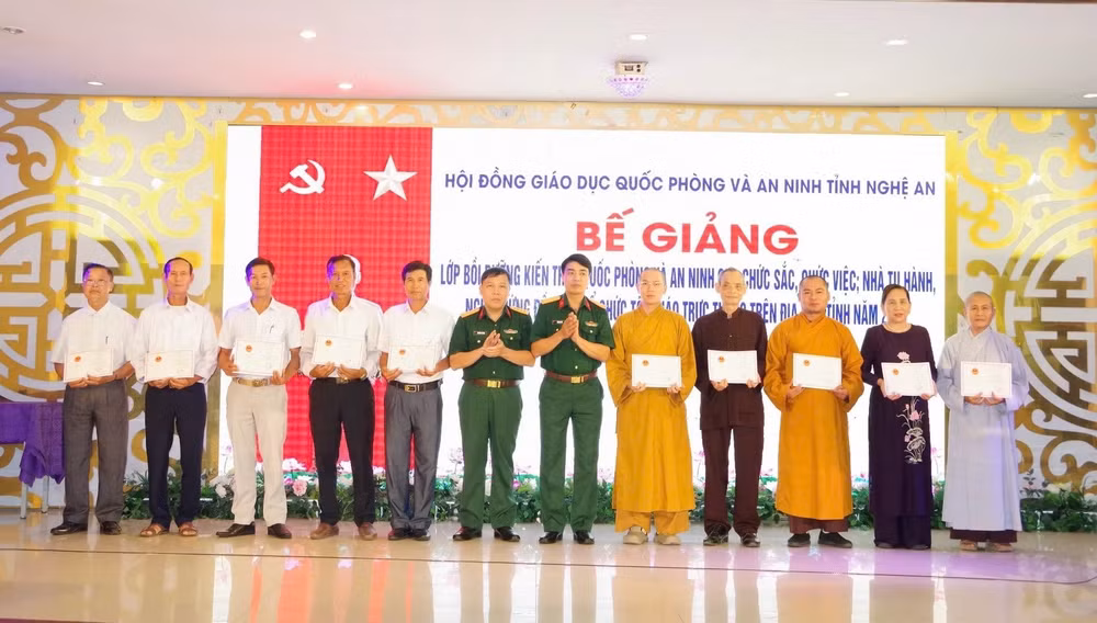 Bộ Chỉ huy Quân sự tỉnh Nghệ An luôn thực hiện tốt công tác tham mưu bồi dưỡng kiến thức quốc phòng và an ninh cho chức sắc, chức việc, nhà tu hành, người đứng đầu các tổ chức tôn giáo trên địa bàn. Bộ Chỉ huy Quân sự tỉnh Nghệ An luôn thực hiện tốt công tác tham mưu bồi dưỡng kiến thức quốc phòng và an ninh cho chức sắc, chức việc, nhà tu hành, người đứng đầu các tổ chức tôn giáo trên địa bàn.