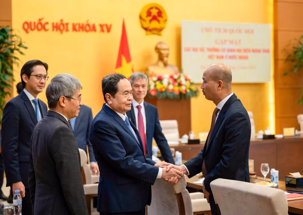 Chủ tịch Quốc hội Trần Thanh Mẫn với các Đại sứ, Trưởng cơ quan đại diện tại cuộc gặp. (Ảnh: DUY LINH)