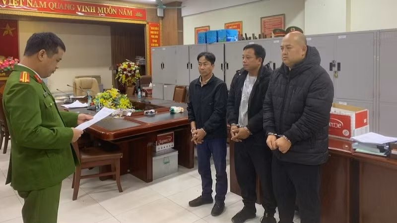 Công an tỉnh Quảng Ninh đọc các quyết định tạm giữ các đối tượng.