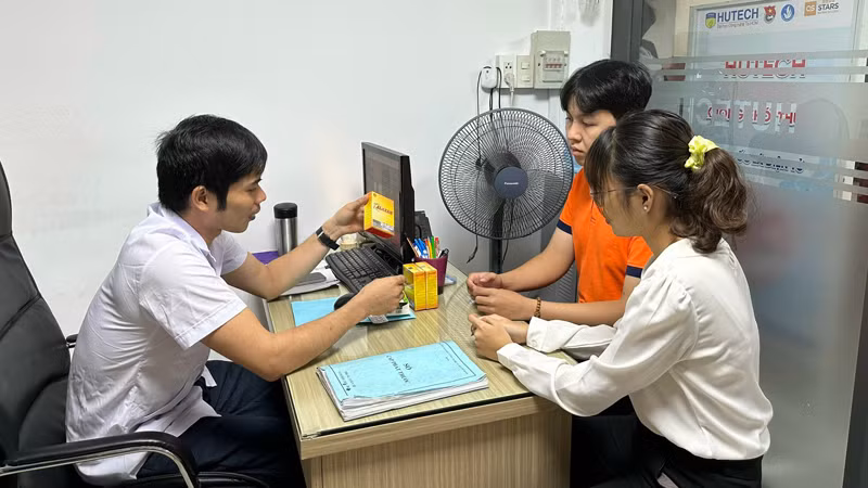 Tư vấn về khám chữa bệnh bằng thẻ Bảo hiểm y tế cho học sinh, sinh viên.