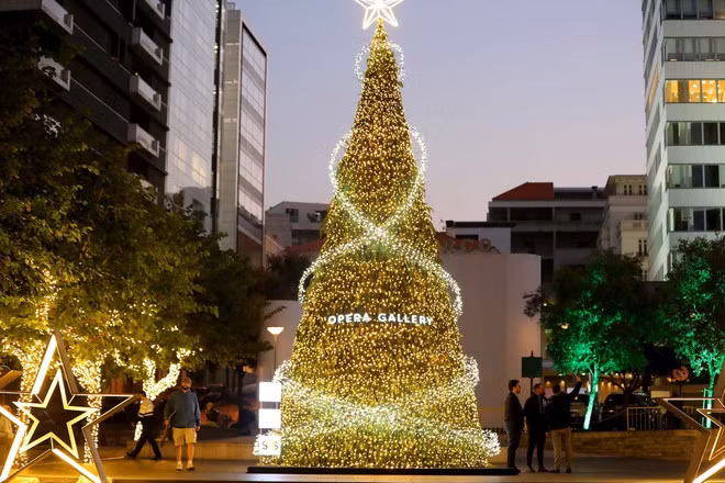 Cây thông Noel rực rỡ giữa đường phố Beirut, Liban. (Nguồn: THX/TTXVN)