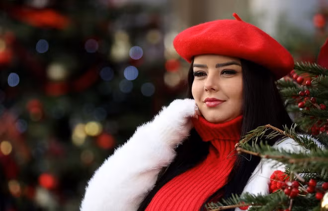 Người dân London đi chơi ở chợ Giáng sinh. (Nguồn: THX/TTXVN)