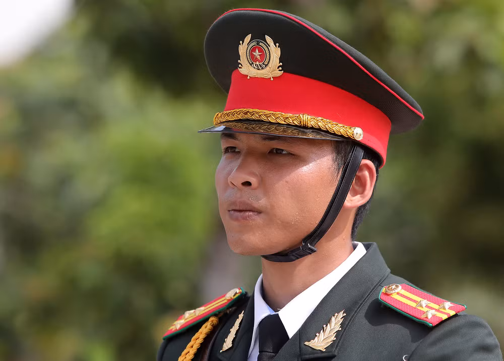 Đội hình tập luyện dưới nắng 35-37 độ C với cường độ dày đặc khiến các chiến sĩ cảnh sát và ngựa đều gặp nhiều khó khăn, mất sức.