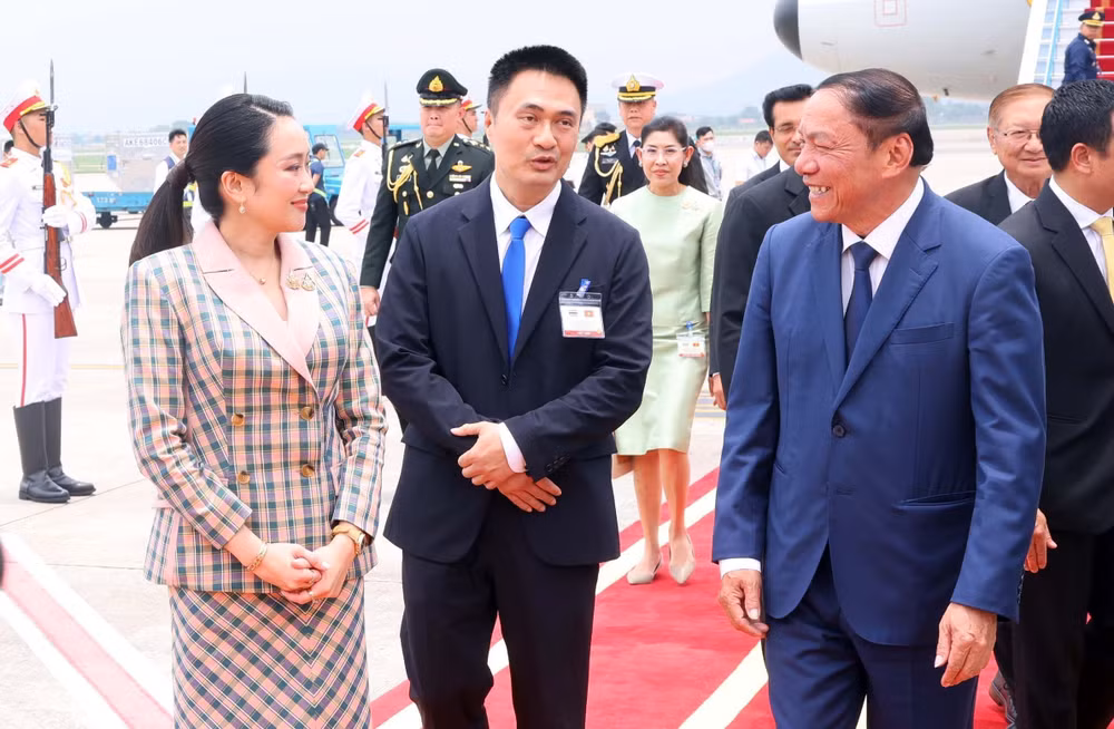 Bộ trưởng Văn hóa, Thể thao và Du lịch Nguyễn Văn Hùng đón Thủ tướng Thái Lan Paetongtarn Shinawatra tại Sân bay Quốc tế Nội Bài, Hà Nội.