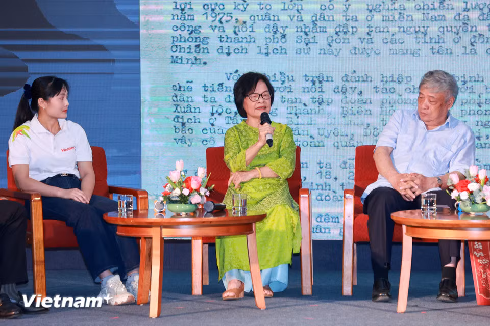 Trong những năm tháng chiến tranh gian khổ, với lòng yêu nước, tinh thần quả cảm và ý chí kiên trung, các nhà báo Thông tấn đã có mặt ở khắp các chiến trường, phản ánh sinh động cuộc chiến đấu anh dũng của quân và dân ta vì độc lập, tự do, thống nhất đất nước. (Ảnh: Hoài Nam/Vietnam+)