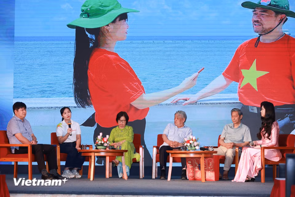 Tiếp nối thế hệ đi trước, nhà báo Cao Thùy Giang, Báo điện tử VietnamPlus chia sẻ về những lần tác nghiệp ở Trường Sa. (Ảnh: Hoài Nam/Vietnam+)