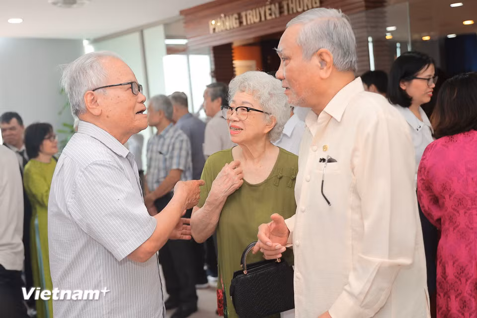 Chính những đóng góp bền bỉ và thầm lặng của thế hệ đi trước đã làm nên một chặng đường đầy vẻ vang và tự hào của ngành thông tấn cách mạng Việt Nam. (Ảnh: Hoài Nam/Vietnam+)
