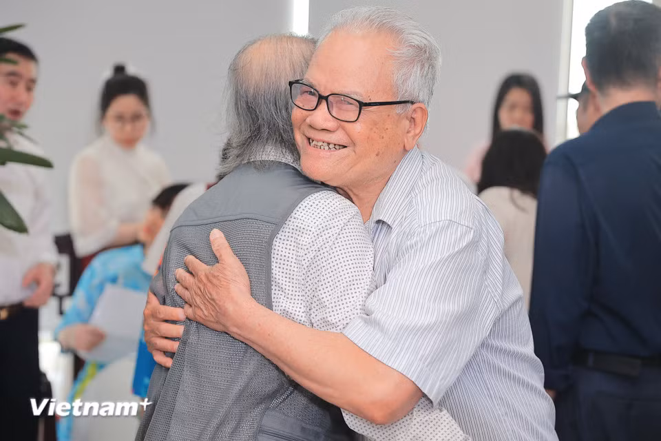 Những cái ôm sau nhiều năm gặp lại của các phóng viên chiến trường xưa. (Ảnh: Hoài Nam/Vietnam+)