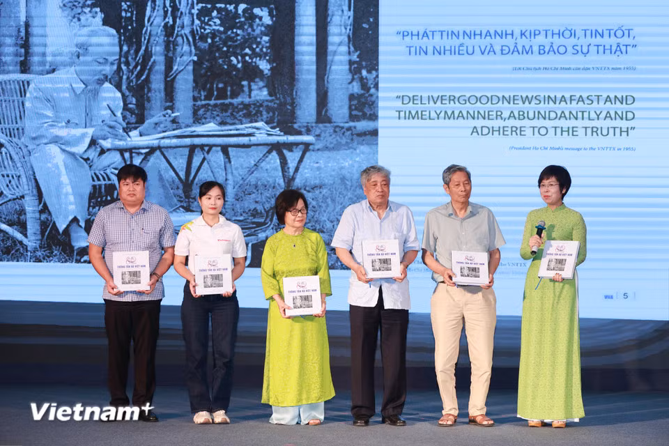 Bà Vũ Việt Trang, Bí thư Đảng ủy, Tổng Giám đốc Thông tấn xã Việt Nam tặng quà lưu niệm các khách mời tại buổi tọa đàm. (Ảnh: Hoài Nam/Vietnam+)
