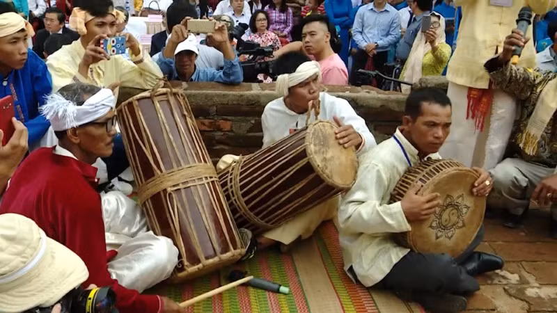 Biểu diễn trống paranưng trong một sự kiện văn hóa của đồng bào Chăm (Ảnh NX)