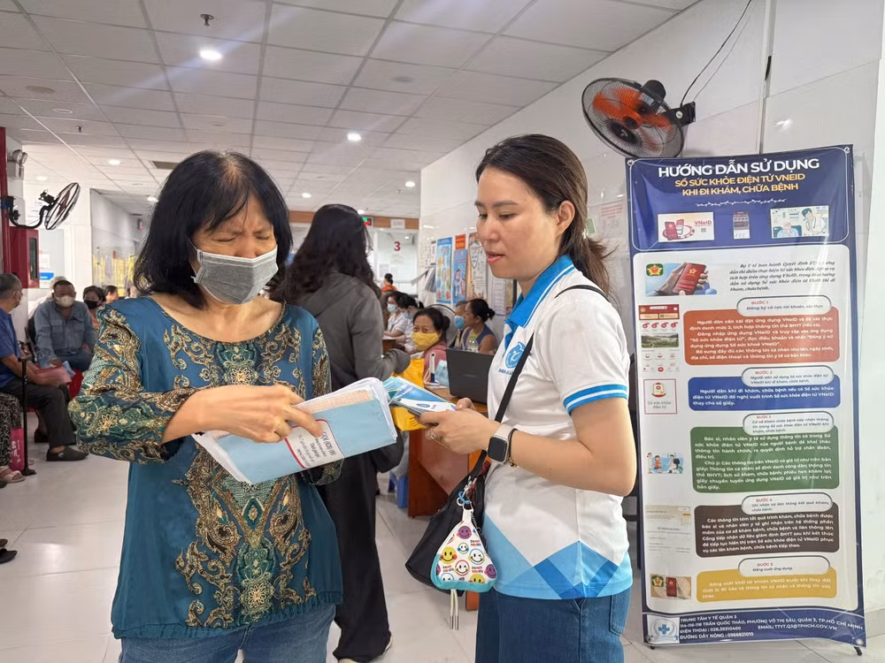 BHXH quận 3 tuyên truyền những nội dung mới, cơ bản của Luật BHXH năm 2024 tại Bệnh viện quận 3. BHXH quận 3 tuyên truyền những nội dung mới, cơ bản của Luật BHXH năm 2024 tại Bệnh viện quận 3.