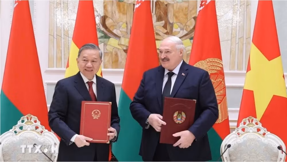 Tổng Bí thư Tô Lâm và Tổng thống Aleksandr Lukashenko ký Tuyên bố chung về việc thiết lập quan hệ Đối tác chiến lược Việt Nam-Belarus. (Ảnh: Thống Nhất/TTXVN)