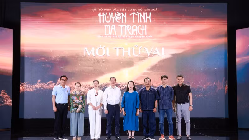 Các thành viên Ban Giám khảo và một số diễn viên tham gia sự kiện.