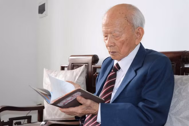 Thiếu tướng Huỳnh Đắc Hương ôn lại những kỷ niệm với Đại tướng, Tổng chỉ huy Khamtay Siphandone. (Ảnh: ĐOÀN HỮU TRUNG/TTXVN)