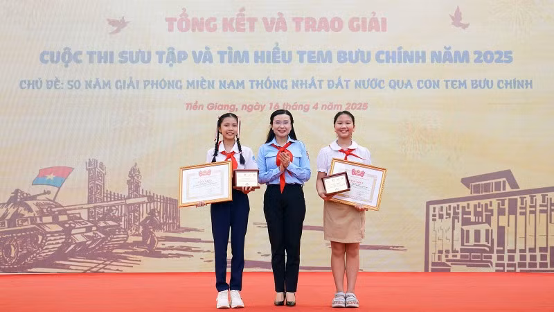 Bí thư Trung ương Đoàn, Chủ tịch Hội đồng Đội Trung ương Nguyễn Phạm Duy Trang (ở giữa) trao giải đặc biệt tặng các thí sinh ở 2 khối thi tiểu học và trung học cơ sở. 