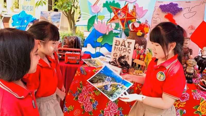 Học sinh Trường tiểu học chất lượng cao Tràng An (quận Hoàn Kiếm, Hà Nội) khám phá văn hóa các nước tại Ngày hội Ngôn ngữ được tổ chức tại trường.