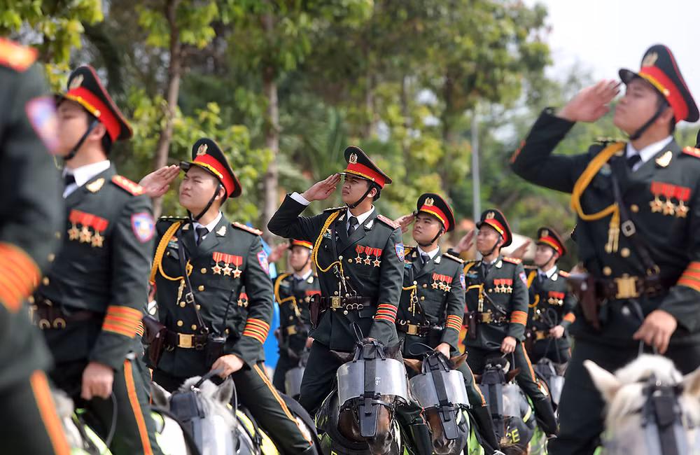 Các chiến sĩ tập luyện với tinh thần và khí thế cao.
