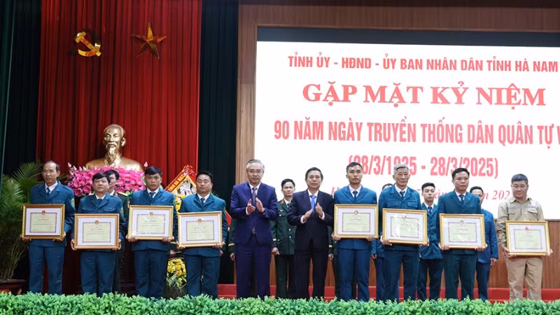 Các đồng chí lãnh đạo tỉnh trao tặng Bằng khen của Chủ tịch Ủy ban nhân dân tỉnh cho các tập thể, cá nhân có thành tích xuất sắc trong công tác dân quân tự vệ.