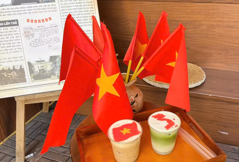 Nhiều quán cà-phê được trang hoàng nổi bật với sắc đỏ rực rỡ của quốc kỳ.