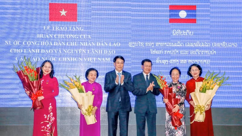Chủ tịch nước Lương Cường và Tổng Bí thư, Chủ tịch nước Lào Thongloun Sisoulith tặng hoa chúc mừng các đồng chí được nhận Huân chương Tự do hạng Nhất.