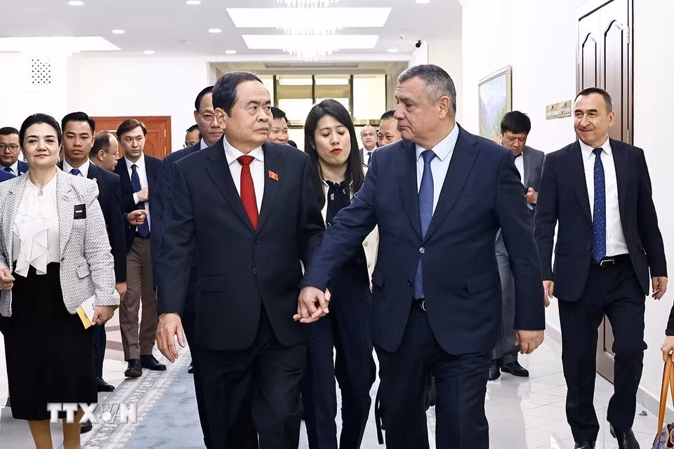 Chủ tịch Hạ viện Uzbekistan Nuriddinjon Ismailov đón Chủ tịch Quốc hội Trần Thanh Mẫn. (Ảnh: DOÃN TẤN/TTXVN) Chủ tịch Hạ viện Uzbekistan Nuriddinjon Ismailov đón Chủ tịch Quốc hội Trần Thanh Mẫn. (Ảnh: DOÃN TẤN/TTXVN)