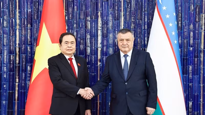 Chủ tịch Hạ viện Uzbekistan Nuriddinjon Ismailov và Chủ tịch Quốc hội Trần Thanh Mẫn. (Ảnh: DOÃN TẤN/TTXVN)
