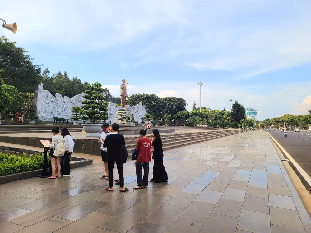 Người dân, du khách hào hứng trải nghiệm check-in.