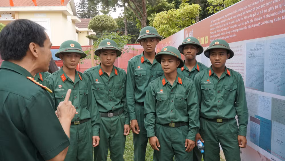 Cán bộ đi B kể về quá trình sống chiến đấu, lao động và học tập.