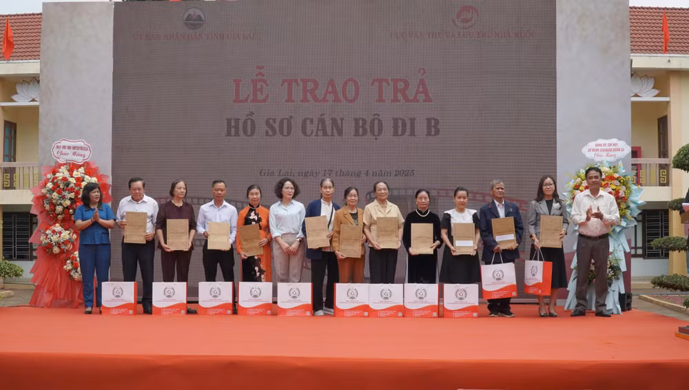 Trao trả 38 hồ sơ, kỷ vật cho cán bộ, thân nhân cán bộ đi B.