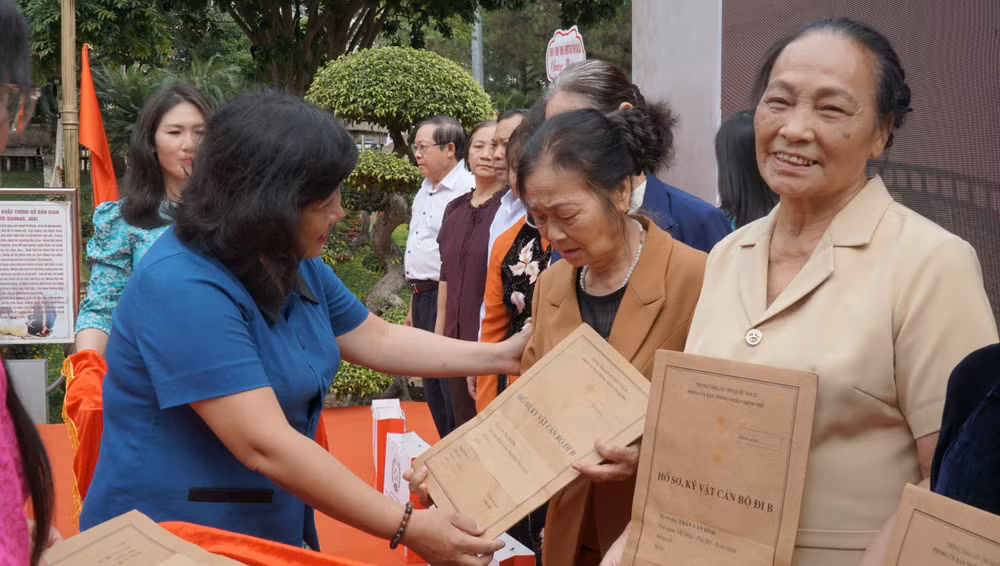 Thân nhân xúc động khi nhận kỷ vật.
