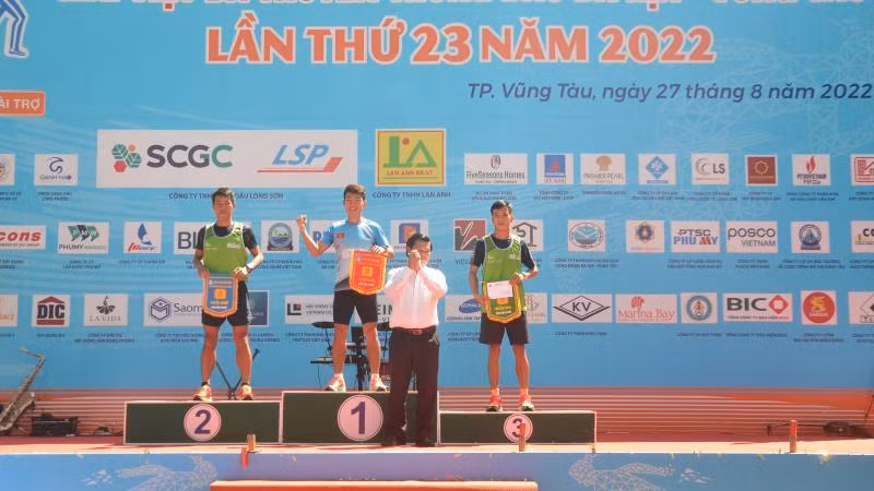 Trao giải Nhất, Nhì, Ba cho các vận động viên nam hệ đội tuyển.