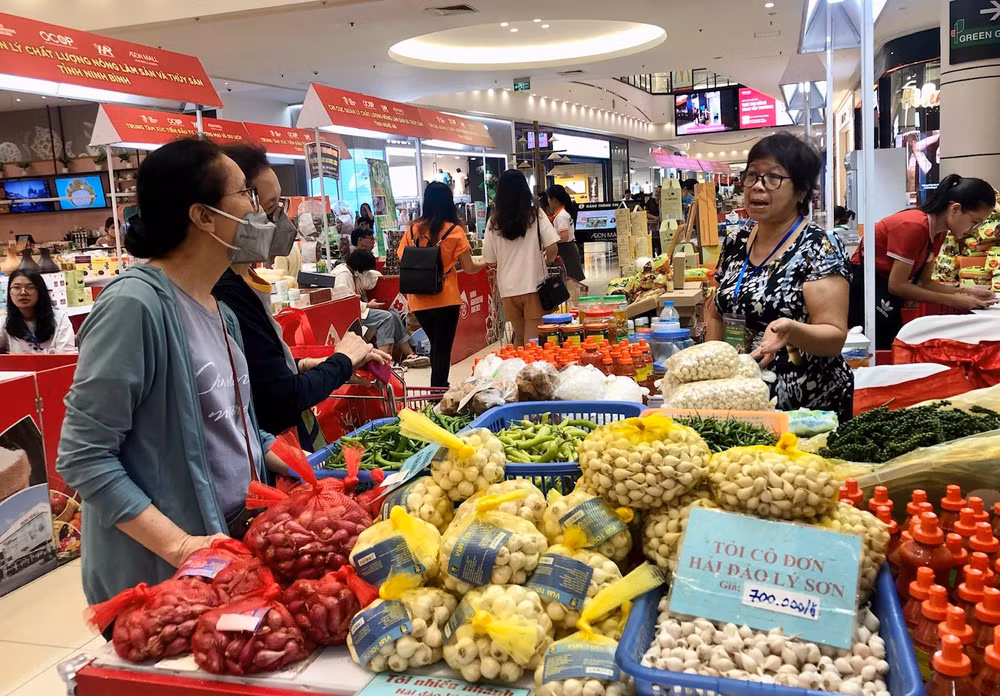 Người tiêu dùng tham quan, mua sắm nông sản, sản phẩm OCOP đặc trưng của nhiều tỉnh, thành phố tham gia Hội chợ. Người tiêu dùng tham quan, mua sắm nông sản, sản phẩm OCOP đặc trưng của nhiều tỉnh, thành phố tham gia Hội chợ.