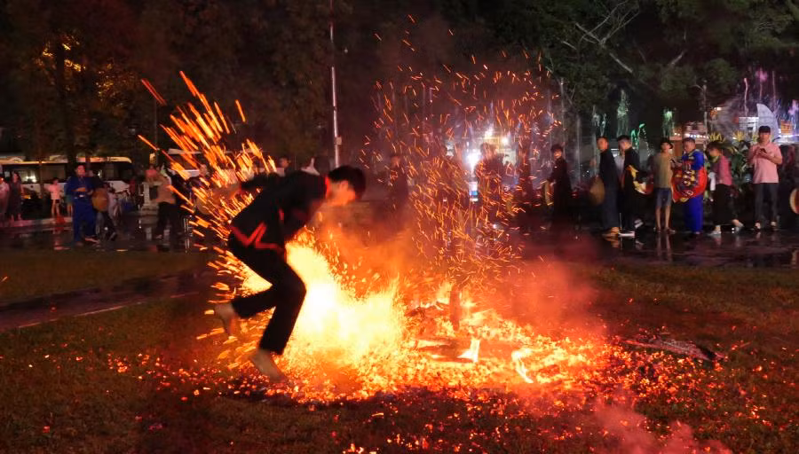 Nghi lễ nhảy lửa huyền bí của người dân tộc Pà Thẻn đã được công nhận là di sản văn hóa phi vật thể quốc gia.